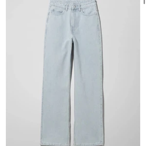 Ljusblåa jeans  - Ljusblåa jeans från weekday! Högmidjade med rak modell. Strl 24. Nypris 500 kr. Bilderna är lånade. Skriv för mer information! Köparen står för frakten💗