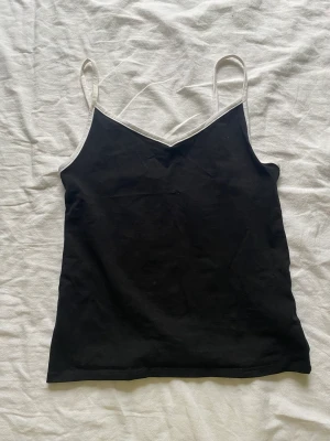 Linne från New Yorker - Ett linne i svart med vita kanter. Storlek S. 