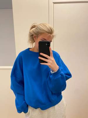 Säljer en så sjukt fin blå sweatshirt från Nelly. Har endast använt den ett fåtal gånger. Den är oversized och jag bör storlek S. 