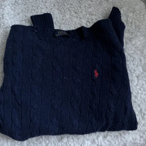 Ralph lauren - Välanvänd men fräsch Ralph lauren tröja. Mjukare material än dom vanliga kapelstickade tröjorna så den är väldigt varm!❣️ självklart äkta. Skriv privat om du är intresserad eller har några frågor ❣️❤️ 150kr exkl frakt