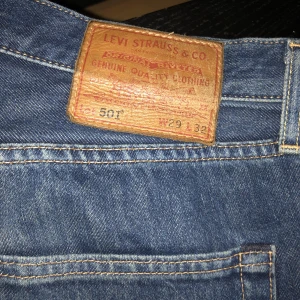 Levis Jeans - Strl: 29/32 Ljus blå Använt skick men ingen hål eller fel  