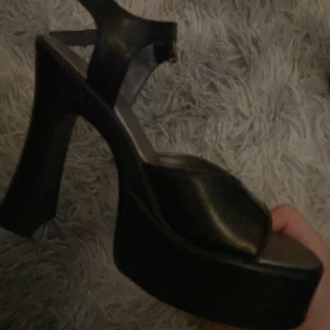 Bullhead  - Ett par klackskor med tjock klack använda några gånger och kan vara några små flikar på banden som sticker ut men annars så ser dom nästan nya ut 