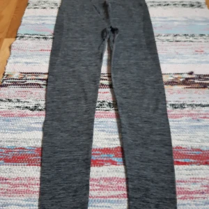 Träningsbyxor  - Säljer ett par träningsbyxor i storlek xs/s av märket Panos Emporio. Knappt använda. 