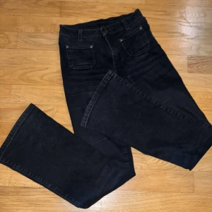 Wrangler jenas - 34 cm rakt över i midjan och 81 cm i innerbenslängd, inga skador eller liknanade men säljer då de är försmå💕 Modellen är 150 men de skulle passa bättre på någon runt 160 ungefär