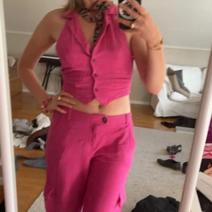 rosa linneset  - får tyvärr inte användning för mitt fantastiska ceriserosa linneset. en väst med halterneck och ett par långa lågmidjade byxor i cargostyle, perfekt på festival, fest eller att bära var för sig. från urban outfitters, köpt i våras för 1200. sällan använt