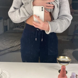 Mörkblåa juicy couture byxor i storlek XXS - Ett par mörkblå juicy couture byxor som är i storleken XXS. När jag köpte dem så kostade de 1100kr och nu säljer jag dem för 600kr. 