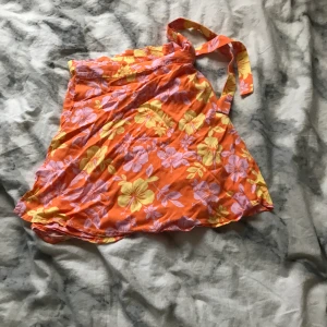 Kjol - En jättefin kjol som man knyter runt sig i jättebra skick och köparen står för frakt😊