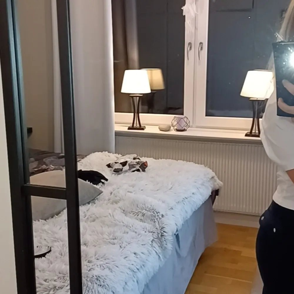 Säljer mina juicy för vill ha i färgen begie eller grå. Kan byta. Dom är i bra stick, nästan aldrig använda 💗. Jeans & Byxor.