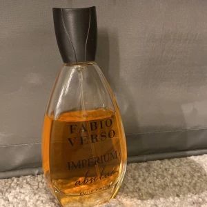 Fabio Verso parfym  - En parfym från Fabio Verso som doftar så himla gott men har många parfymer där ifrån. Endast använt den några gånger så innehåller kanske 80ml kvar 