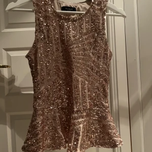 Blus - Säljer denna finna glitter topp! Mycket bra skick!