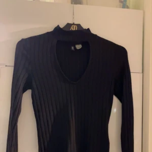 Tröja  - En tröja med urringat 