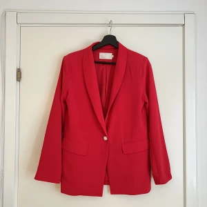 Röd kavaj - Så snygg röd kavaj med fin knapp från Nelly. 