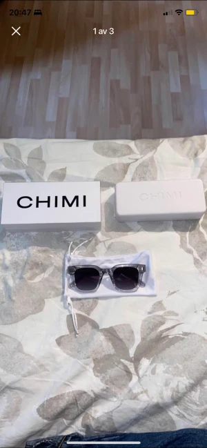 CHIMI 04 grey - Hej! Säljer mina CHIMI solglasögon modell 04 grey pga fått solglasögon med styrka. Inköpta 11/7-22 på NK CHIMI i Stockholm. Ny skick utan några defekter box ingår.