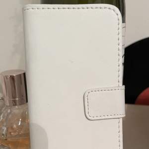 Vitt plånboksskal till iPhone 7. Som ny! Frakt tillkommer 🫶