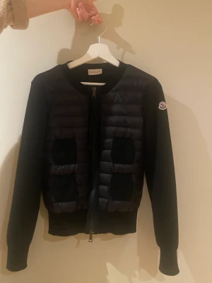 Moncler cardigan  - Säljer denna moncler jackan. Använd ca 2 gånger o ser helt ny ut!! Har allt till den, äkthetsbevis, kvitto och tagen. Nypris över 7000 säljer för 5000kr då den verkligen är som ny!! 