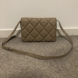 brun väska - hjälper en kompis och sälja denna jätte fina beigea axelväskan. hon säljer den pga den inte kommer till användning🥰