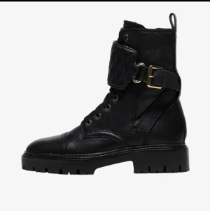 Chanel vibe boots - As snygga boots! Har använt den tre gånger, dem är i extremt bra skick! Köpte dem för 999kr