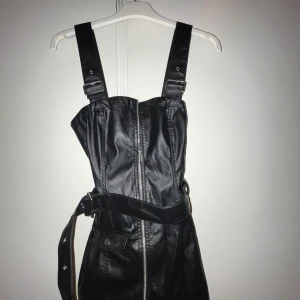 Svart Skinnklänning - Svart skinnklänning  från H&M. Aldrig använd!🖤