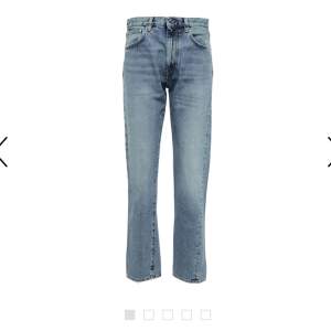 Ett par totême jeans som jag längre inte använder! Stolek 27/32 och modellen heter straight. De är lite kortare, som ”kick flare” jeans typ💕 mycket sparsamt använda så inga defekter! Nypris för byxorna ligger runt 3000kr. Pris kan diskuteras 