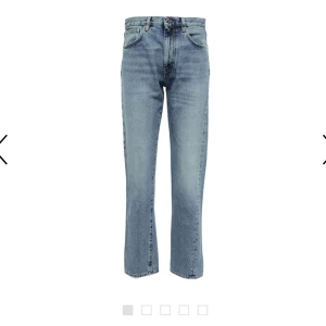 Toteme jeans - Ett par totême jeans som jag längre inte använder! Stolek 27/32 och modellen heter straight. De är lite kortare, som ”kick flare” jeans typ💕 mycket sparsamt använda så inga defekter! Nypris för byxorna ligger runt 3000kr. Pris kan diskuteras 