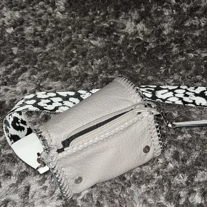 Tiamo väska  - Tiamo väska i den minsta modellen med ett unikt väskband som ingår!💕 går självklart att byta ut den mot en egen kedja 🥰 inga defekter eller missfärgningar!💘använd gärna köp nu!🔐