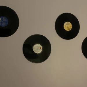 Lp skivor 4 st - Lp skivor i fint skick, köpta på loppis för 100kr styck. I jätte fint skick. Säljer då jag tröttnat på dem. Säljer dem för halva priset då dem är i fint skick, skriv privat för fler frågor💖🥰