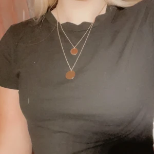  Halsband  - Två fina halsband ena är mindre än de andra, de sitter inte ihop så om man inte vill ha båda går det fint att bara ha ena. Men säljer båda två och inte en. Har för mig att jag köpte de på h&m men är inte säker så det är fale guld.