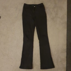 Jeans - Högmidjade jeans, de har en slits och är bootcut. Använda runt 2 gånger men säljer de för de är förstora i midjan. Frakten är inräknad i priset!