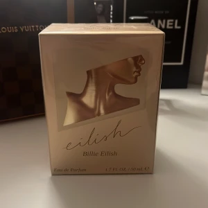 Oöppnad Billie Eilish parfym - Säljer detta oöppnade exemplar av den populära Eilish parfymen av Billie Eilish, luktar sååå gott, säljer på grund av att jag fick 2 stycken. 50ml