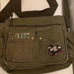Olivgrön Disney goofy bag - Längd 34cm/Höjd 30cm. Datorns längd 32cm, höjd 22,5 cm