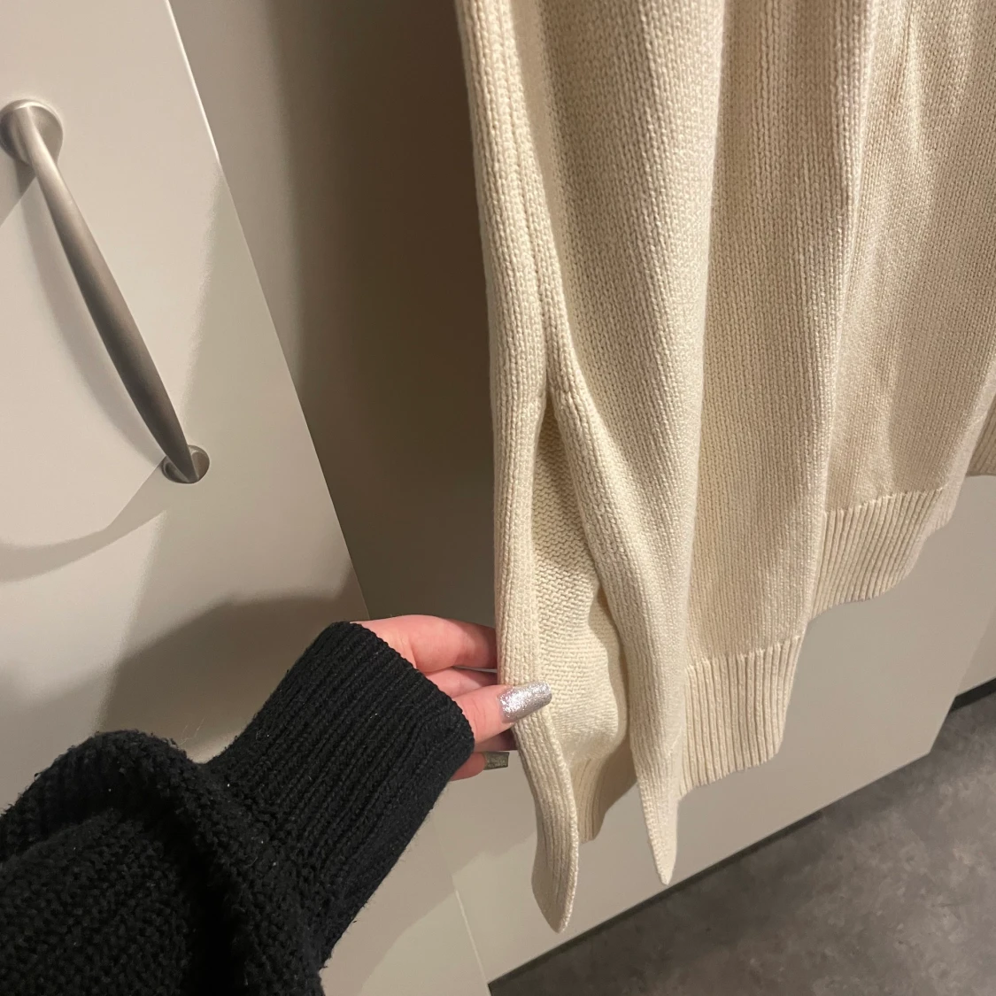 Stickad beige klänning väst strl L - 91