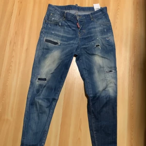 Dsquared2 jeans  - Jag säljer mina äkta  Dsquared2 för     dom är för korta för mig dom är storlek IT38 jag har andvändt dom 5 gånger jag köpte dom på nk. Skick 8/10