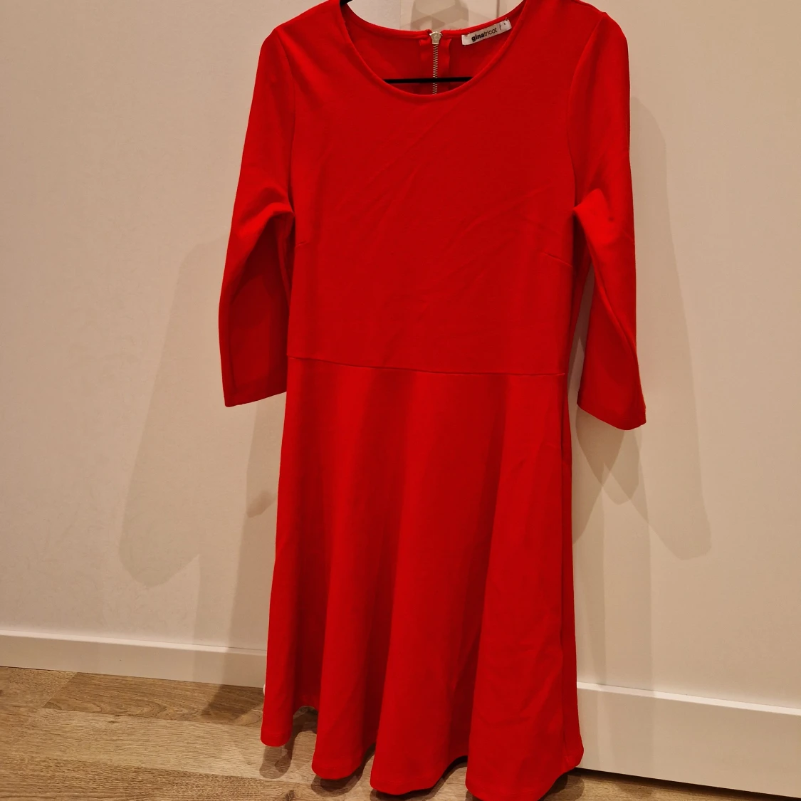 Röd klänning med trekvartsärm  - 91