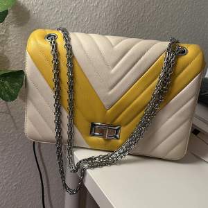 This preloved bag in white and yellow is used just 2 to 3 times condition is very good almost looks like a new.size of the bag is Long 29 cm height 19 cm depth of the bag is 9cm.