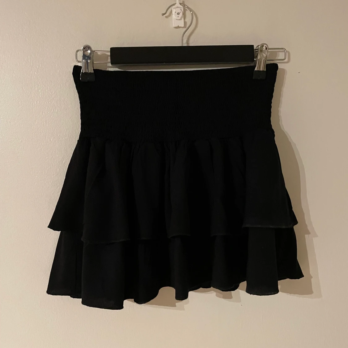 Svart minikjol / kort volangkjol 
