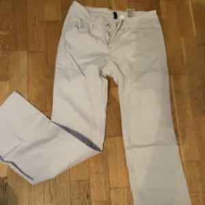 Utsvängda jeans  - Snygga utsvängda jeans ba använda ett få par gånger! Skulle passa ngn i storlek s/m och längd 168 ich 
