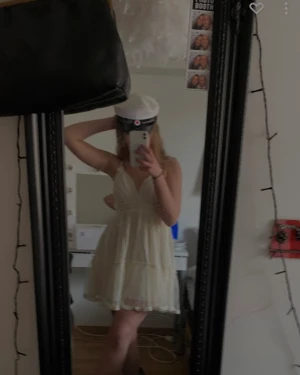 Sommarklänningen - Jag säljer min fina fina student klänning/sommarklänning. I storlek L men efterosm det är snören man knyter så har storleken ingen betydelse, därav ja man styra själv hur man vill att den ska sitta! Använd i gott skick, köpt här på plick! Super fin🌸🌈🪸🥂