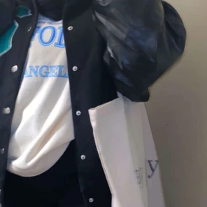 Den svarta jackan - Säljer den där svarta jackan från SHEIN , har inte använt den på länge 