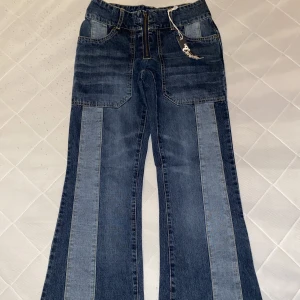 Vintage lågmidjade crocker jeans - Splitter nya vintage utsvängda jeans från crockers. Köpte för 500kr och aldrig använt. Väldigt unika och snygga