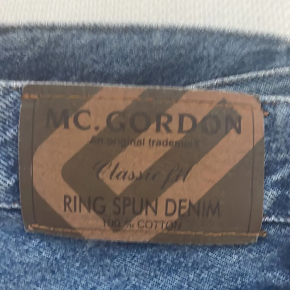 Säljer ett mina Blåa jeans från mc. Gordon för jag aldrig använder dom, dom är mid Waits o raka i benen, köparen står för frakten . Farkut & Housut.