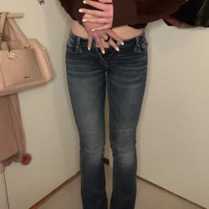 Säljer dessa lågmidjade bootcut jeans från crocker i strl 25 Waist och 33 length. Nypris var runt 1000. Passar INTE på mig runt midjan som har 36/38 i jeans så mer åt xs hållet(32/34)☺️ jag e 1,65 o längden är precis.