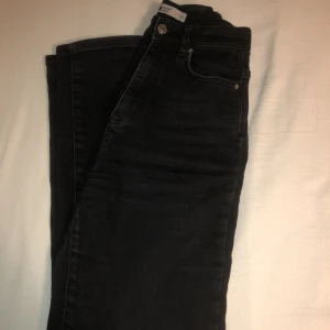 jeans - ett par ”momjeans” från gina tricot, använda men ändå i ok skick😊 superstretchiga i storlek 34💕