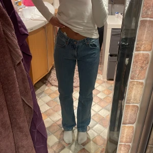 Bikbok low straight jeans 26/32  - fina jeans från bikbok i nyskick. Säljer då jag köpte fel storlek så de kommer inte till användning längre. Dm för fler bilder  nypris 599kr 