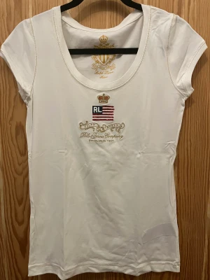 Top Ralph Lauren - Brodyr i guld. Paljetter i flaggan 