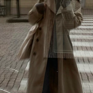 Trenchcoat - Beige trenchcoat, köpt på Judits secondhand. Snygga detaljer & i bra skick. 