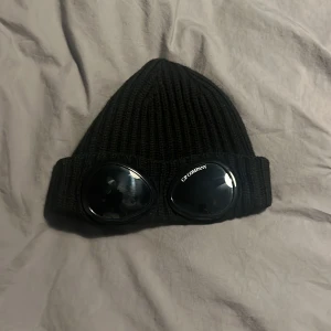 Cp Company mössa i ny skick  - Mössan är äkta och använd fåtal gånger man får även med dustbag 