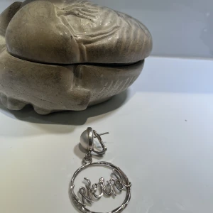 Maria Nilsdotter örhänge  - Supercoolt ovanligt örhänge från Maria Nilsdotter! 