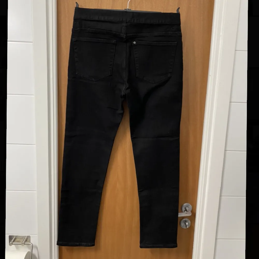 Svarta slim fit jeans, fint skick! Ytterben 98 cm, innerben 71 cm. Jeans & Byxor.