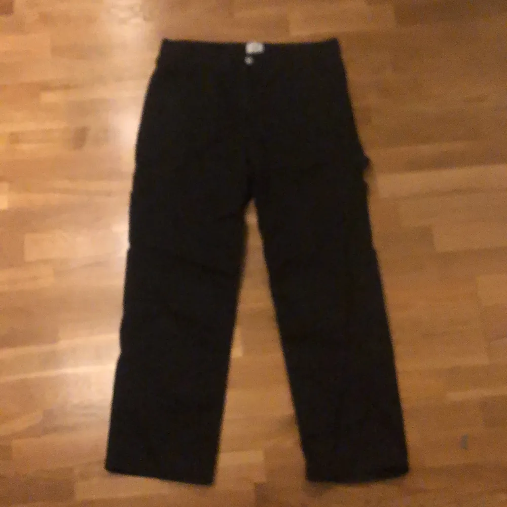 Svarta baggy jeans med cargo fickor. Jeans & Byxor.