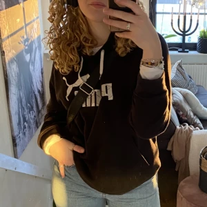 Puma hoodie  - Säljer min älskade pumahoodie, så så cool tröja som är i bra skick. Bara att skriva för fler bättre bilder ❤️‍🔥